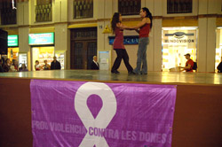 Un espectacle de dansa va acompanyar la commemoració a Sitges. fdg/rita lamsdorff