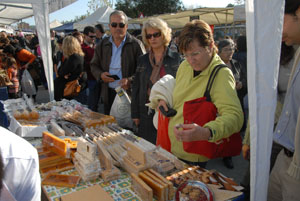 Els torrons no podien faltar a la fira nadalenca. fdg/ c. castro