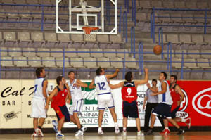 Jugada de l'equip sènior masculi de CB Samà. fdg/marcel fabra