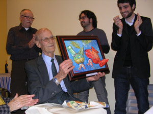 El sr. Roig iToqués rebent una obsequi de part de l'Associació de la Carpa Juanita i el Porró