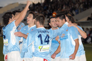 Santi Triguero felicitat pels seus companys pel seu gol. fdg/miquel vall