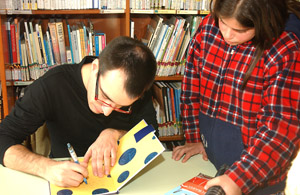 L'autor signant el llibre als més petits. fdg/maría garcía