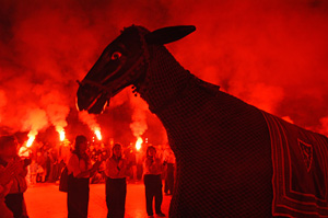 Els tres tombs de foc van omplir els carrers de Vilanova de besties de foc. fdg/rita lamsdorff