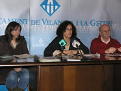 Mercè Foradada, al centre, presentant la nova programació.