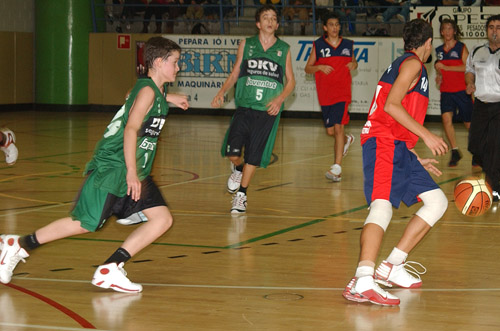 El pavelló Poliesportiu del Garraf es va omplir per veure aquest partit. fdg/ maría garcía