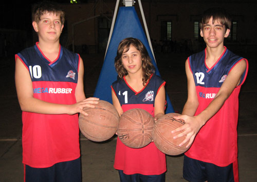 Els tres jugadors seleccionats per a la Pre-Selecció Catalana de Bàsquet