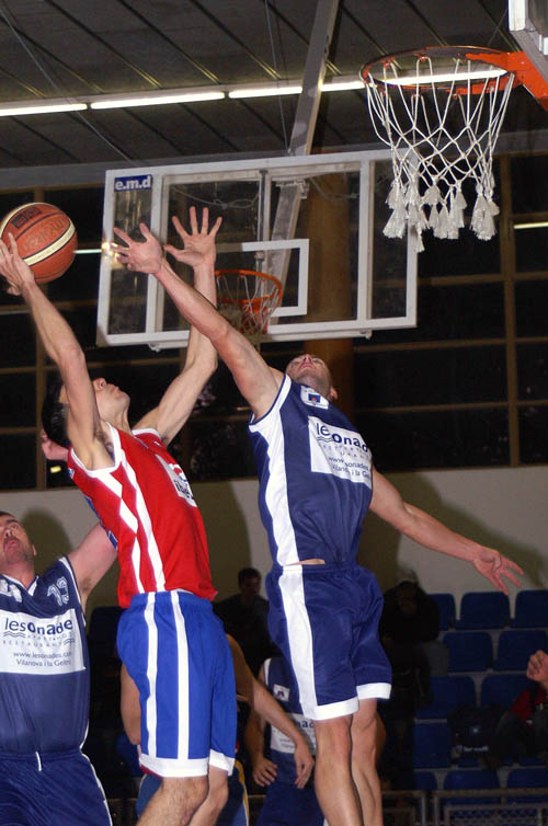 Victòria amb un joc d'equip molt complert que una vegada més deixava més de 5 jugadors amb més de deu punts. fdg/marcel fabra