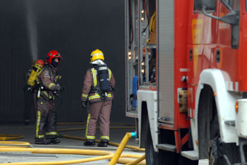 imatge d'arxiu d'uns bombers extingint un incendi a Vilanova i la Geltrú. FdG/Carles Castro