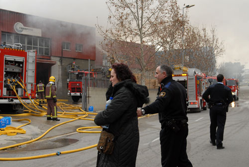 Els treballadors de l'empresa van quedar molt afectats al veure la magnitud de l'incendi. fdg/c. castro