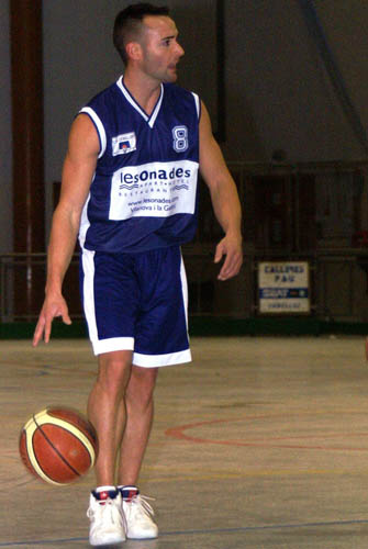 Els jugadors del CB Cubelles es van imosar al Roser. fdg/marcel fabra