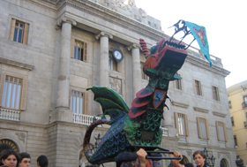 El Drac Barrina a la Plaça Sant Jaume.    Foto: Jaume Inglés/ Drac de la Geltrú