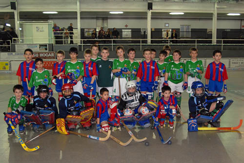 Foto de familia dels jugadors d'un dels partits amistosos que es van disputar amb els equips infantils del Merignac