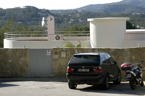 Imatge exterior del xalet de la urbanització Mas Mestre que va ser assaltat. fdg/rita lamsdorff
