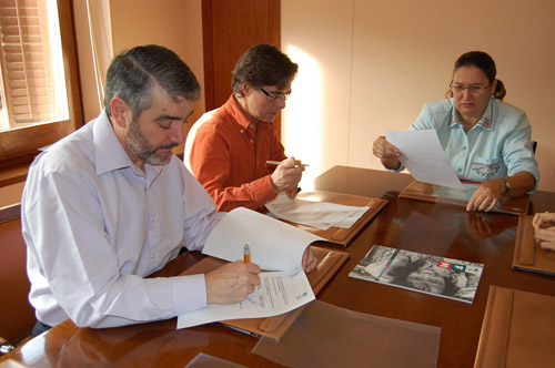 Lalcalde i el Sr. Troiano acompanyats per la regidora de Cooperació Internacional, Vinyet Carreras