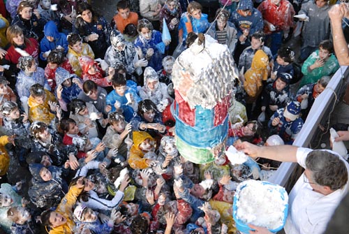 Una de les merengues gegants cau del balcó de Cal Blanch, el pare de la Merengada. FdG/Carles Castro