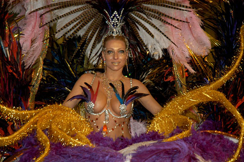 Espectacular vestit de plomes d'una de les participants. fdg/rita lamsdorff