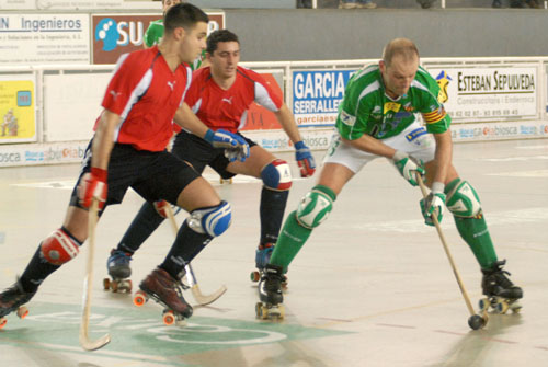 Del Riu atacant davant de dos jugadors del Merignac en el partit d'anada. fdg/c. castro