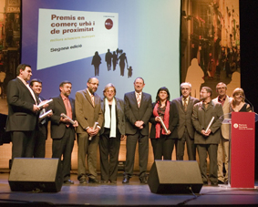 Els premiats, amb el diputat, l'alcaldessa i la presentadora de l'acte. Foto: Diputació