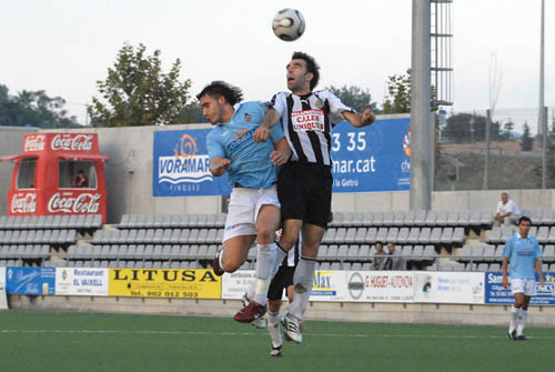 Ibrahim, autor de dos gols del Vilanova en una imatge d'arxiu del partit disputat contra el Palafrugell a casa. fdg/miquel vall