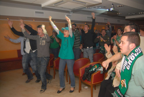 Els seguidors del patí concentrats a la discoteca Marejol Nit celebrant el gol del Vilanova. fdg/c. castro