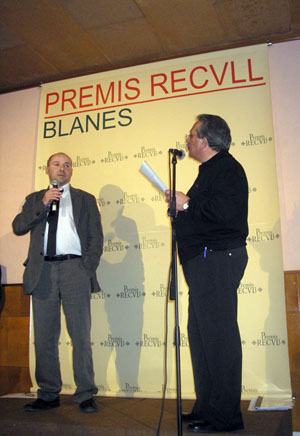 Joan Pinyol desprès de recollir el Premi de Narració Joaquim Ruyra