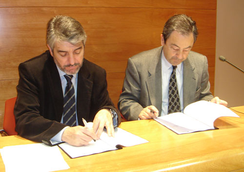 Sr. Lluís Serra, Director general dAUCAT i Josep Antoni Blanco, president del Consell Comarcal del Garraf, a la signatura del conveni