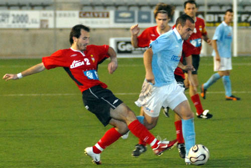 Avila intenta desfer-se dels defenses del Balaguer en una imatge d'arxiu. fdg/ miquel vall