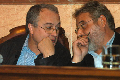 Josep Lluis Vidal i Esteve Orriols a un ple de l'Ajuntament de Vilanova. fdg/ carles castro