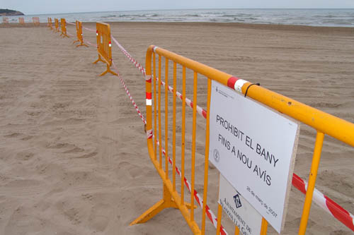 Platja del Far tancada per un abocament