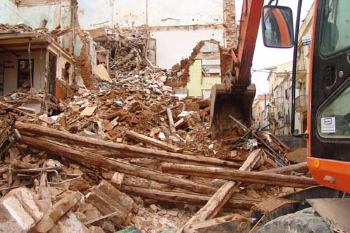 L'edifici que s'ha ensorrat estava situat al número 28 del carrer de lAigua, on hi havia fa un parell d'any el comerç Teixits Baig.