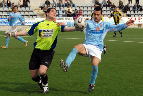 Antoñito intenta controlar la pilota davant un jugador visitant. fdg/ miquel vall