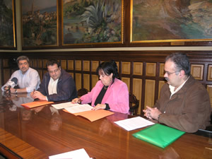 Signatura del conveni entre l'Ajuntament de VNG i l'Associació Protectora d'Animals i Plantes del Garraf
