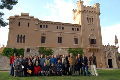 Foto dels signants del manifest davant la Torre del Veguer. fdg/ carles castro