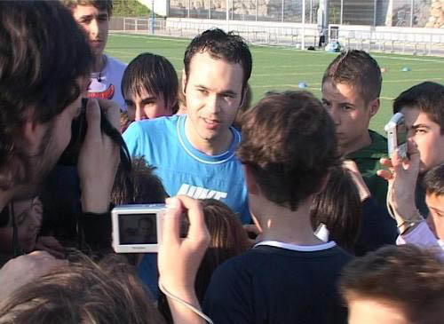 Andrés Iniesta, jugador del FC Barcelona amb els joves de la Fundació. foto:gerardet