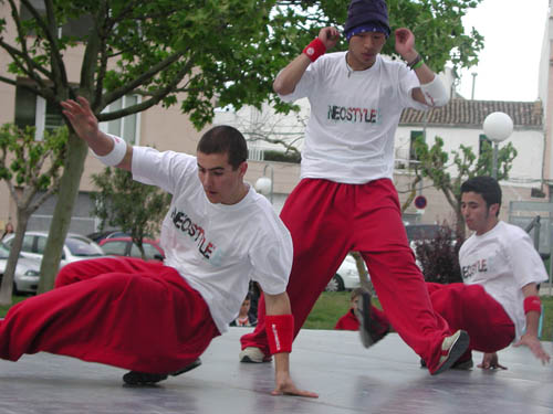 Una de les actuacions de ballarins de breakdance que van participar en l'edició de l'any passat.