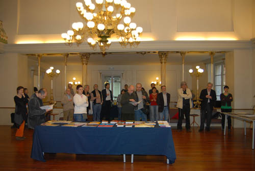 Trobada d' autors al Foment per exposar els llibres publicats.
