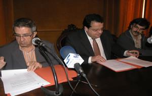 Albert Sanabra, Joan Ignasi Elena i Jordi Torrents, aquest matí, al Saló de plens de l'Ajuntament de VNG