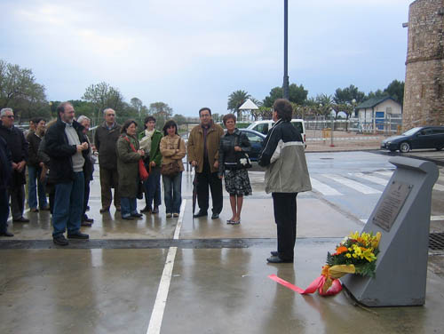 Un cop finalitzada la jornada de treball militants i simpatitzants es van dirigir al monument del president Francesc Macià