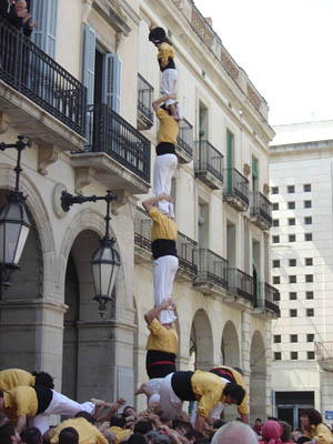 El 4 de 7 dels vilanovins a la plaça de la Vila. foto: Albert Ortiz