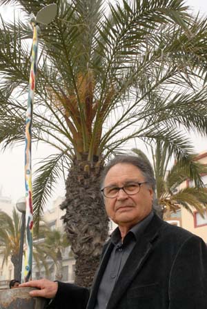 Joaquim Budesca davant l'escultura a Sitges. fdg/ miquel vall