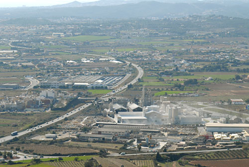 Vista aerea de la planta Cemex i el barri del Tacó. fdg/ carles castro