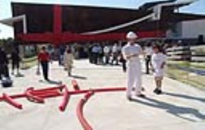El complex esportiu disposa de piscines cobertes, una zona de salut/wellness, solàrium, sales esportives i un centre mèdic