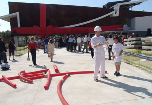 El complex esportiu disposa de piscines cobertes, una zona de salut/wellness, solàrium, sales esportives i un centre mèdic