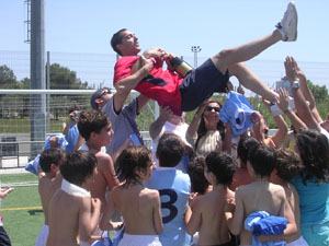 Jugadors i pares de l'equip van fer volar a l'entrenador al final de partit./ A.G.