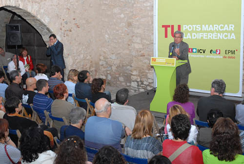 Joan Saura va donar suport divendres passat al castell de la Geltrú als candidats ecosocialistes del Garraf. fdg/ miquel vall