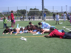 Els jugadors i l'entrenador del Benjamí A van celebrar l'ascens tirant-se sobre la gespa de l'Annex 1. /A.G