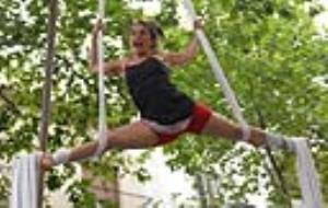 La Companyia Lorrojo va fer una exhibició d'aeris a la cruilla de la Rambla amb Francesc Macia. fdg/carles castro