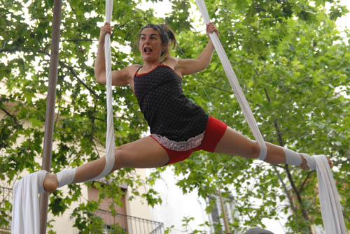 La Companyia Lorrojo va fer una exhibició d'aeris a la cruilla de la Rambla amb Francesc Macia. fdg/carles castro