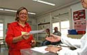 Mònica Miquel, votant a la seva mesa electoral. FdG/ marcel fabra