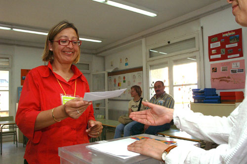 Mònica Miquel, votant a la seva mesa electoral. FdG/ marcel fabra